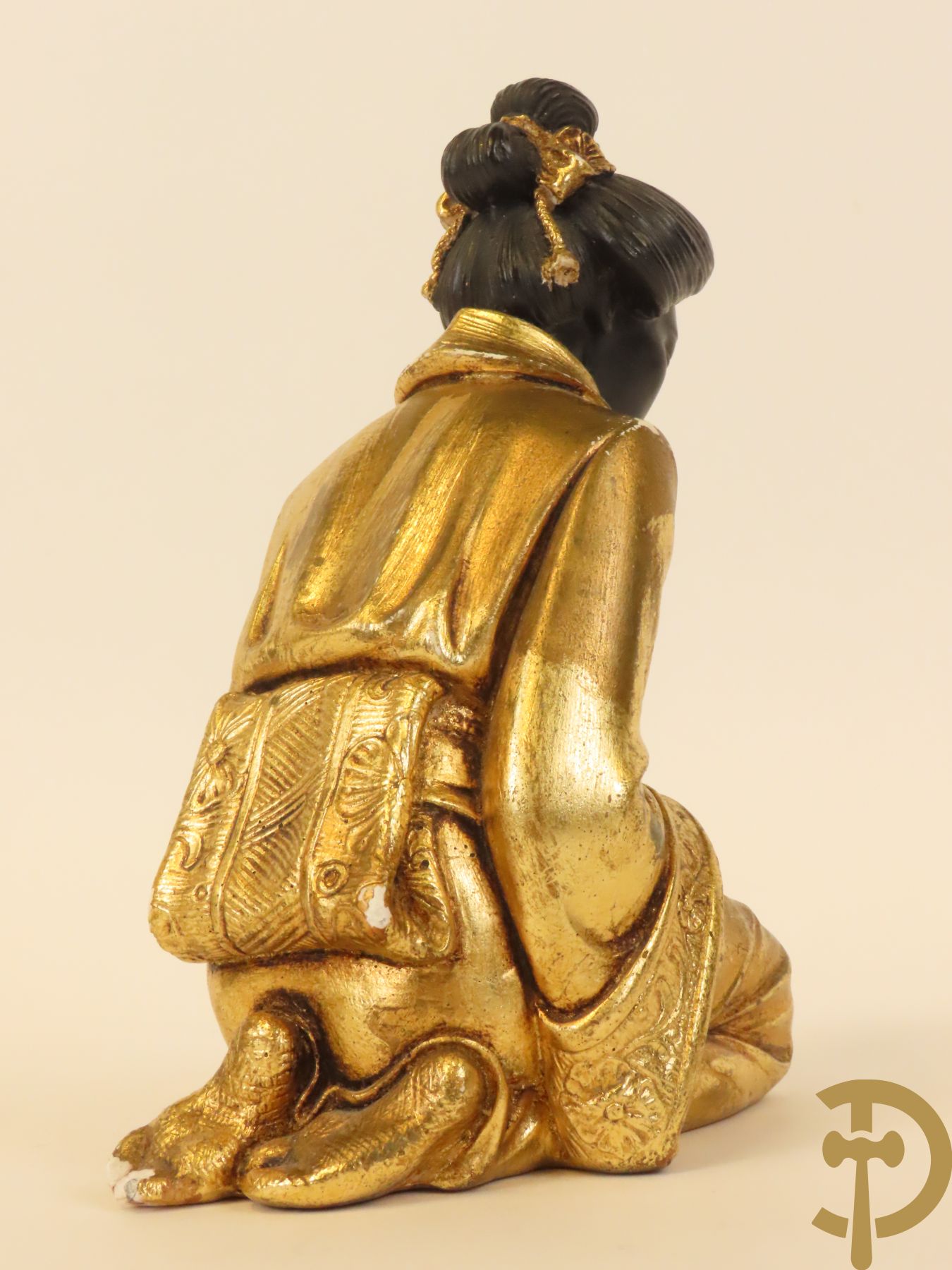 Aziatica bestaande uit bronzen zittende boedisatsvat onder boom, 2 bronzen olifanten met Indische figuren, bronzen zittende boedha, 4 Aziatische houtsculpturen van wijsgeren, Japanse dame in Satsumat en gipsen geknielde geisha