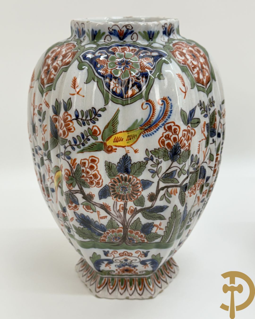 Paar polychrome Delftse zeshoekige dekselvazen met bloemen- en vogeldecor + 4 Strassbourgborden