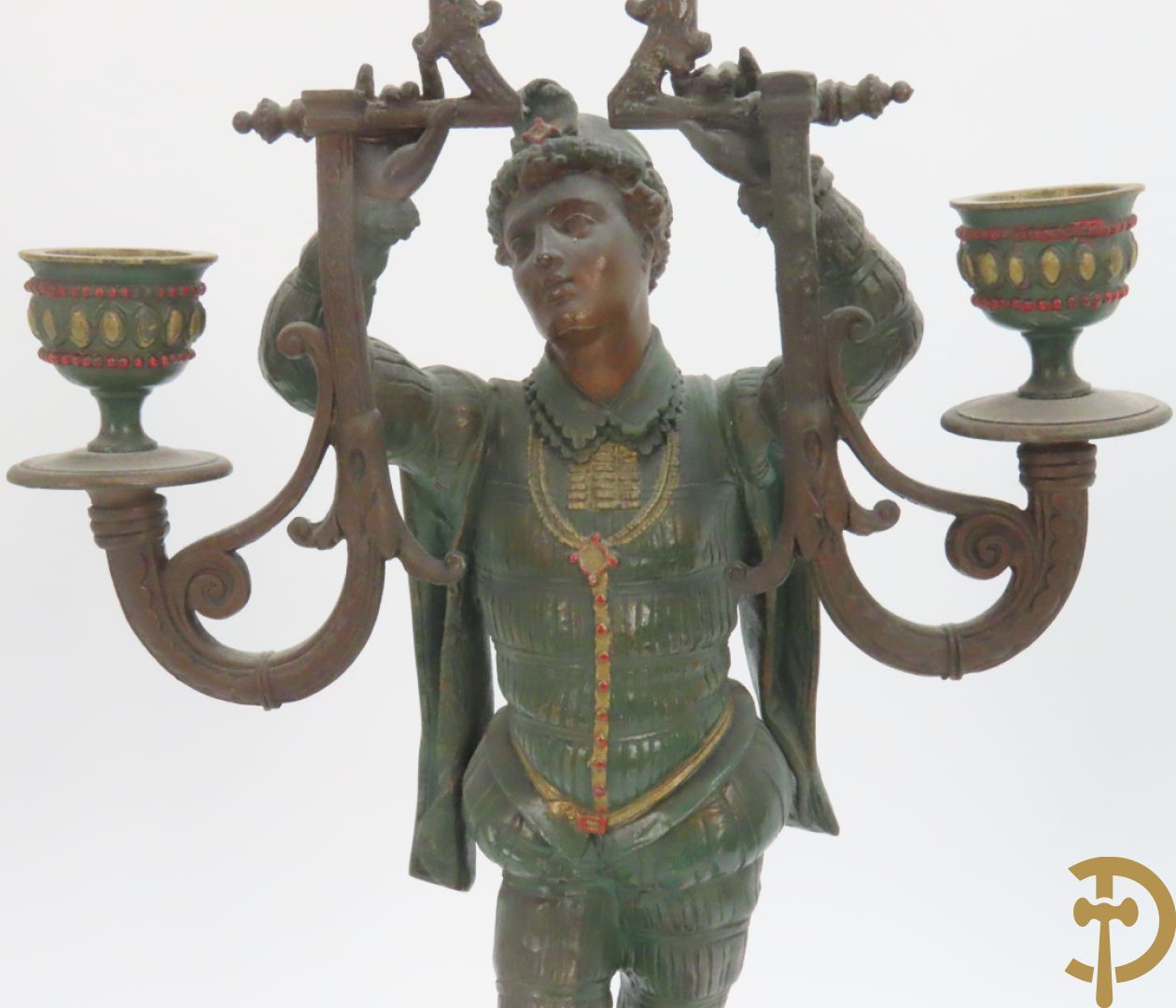 Driedelige kunstbronzen garnituur bestaande uit pendule met paar schakende edelheren, bezet met kariatiden - geflankeerd door paar driearmige kandelaars gehouden door 2 edelheren