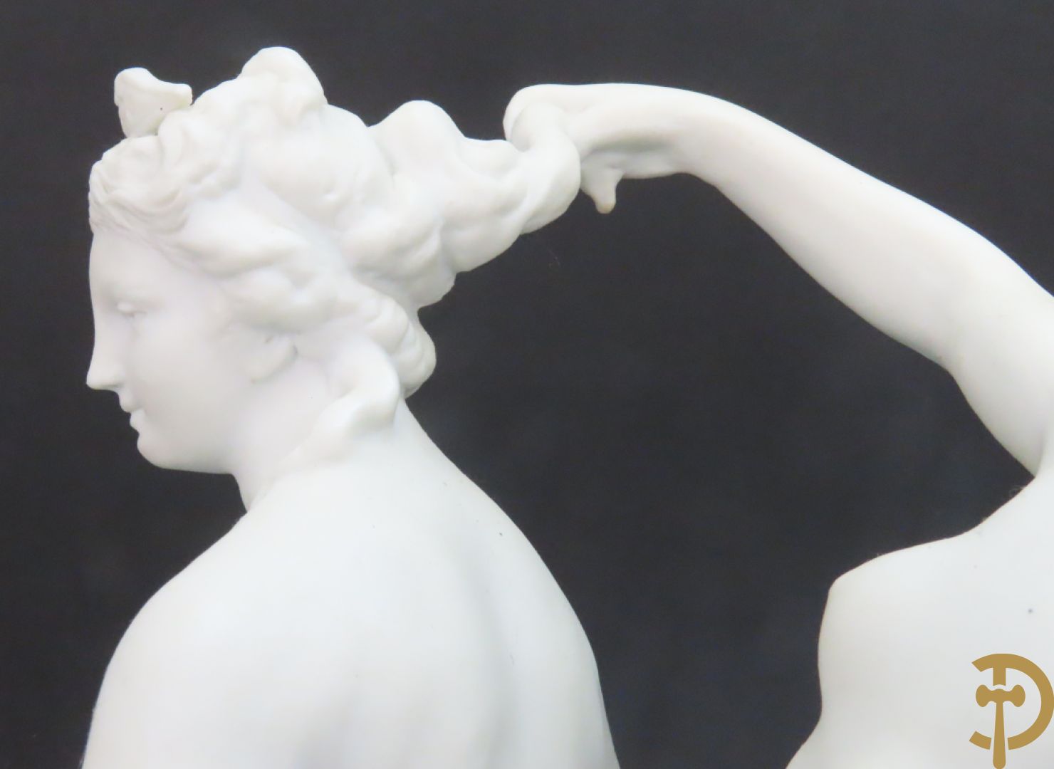 Porseleinen sierbeeld met 4 naakte dames en cupido bezet met bloemenkransen, Sèvres gemerkt