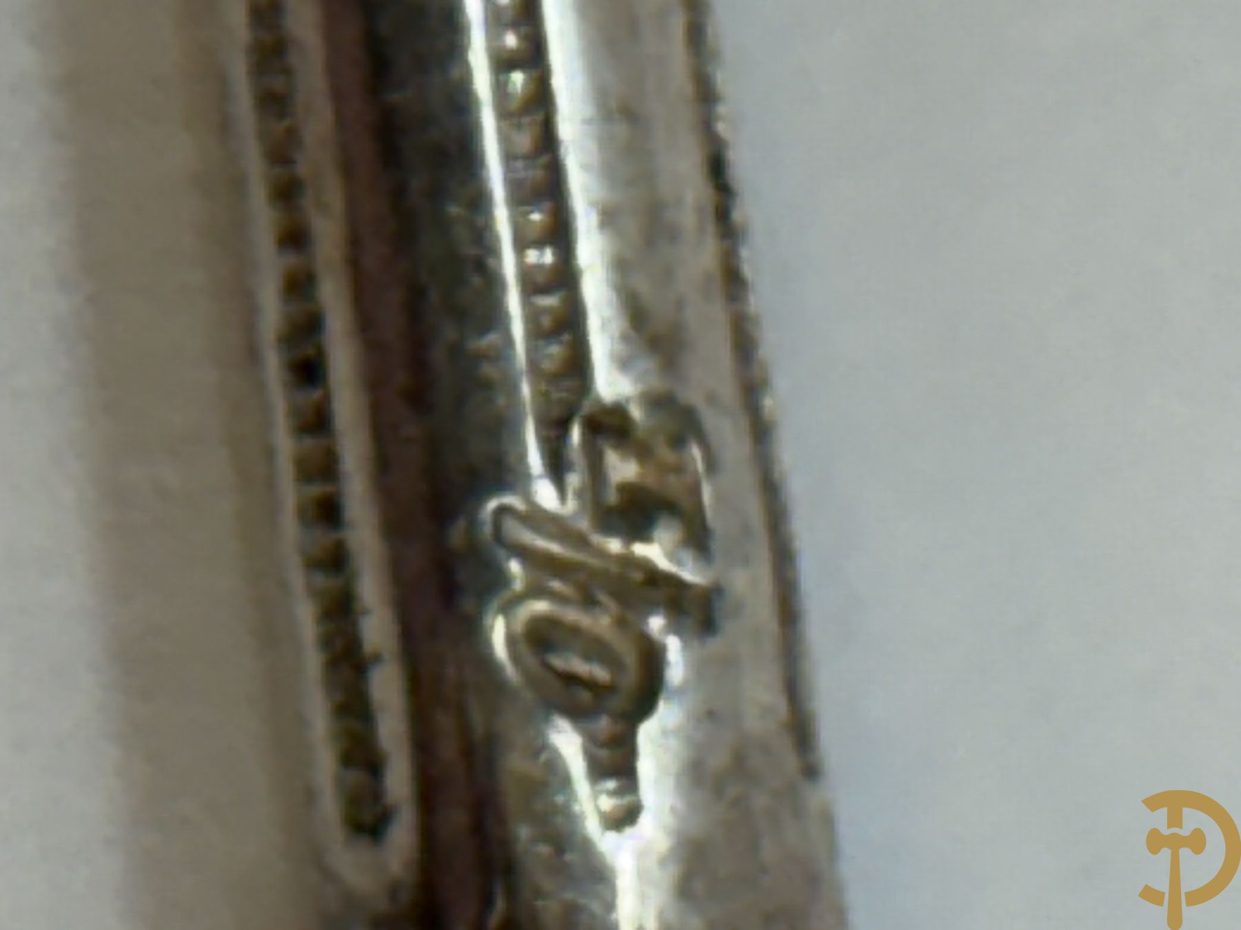 Massief zilveren suikerpot met 12 bijhorende massief zilveren lepeltjes bezet met koppen naar de antieken