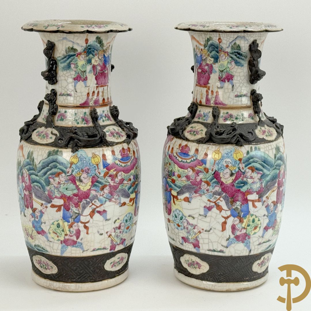 Paar Nankin vazen met dansende figuren en krijgertaferelen op houten sokkels