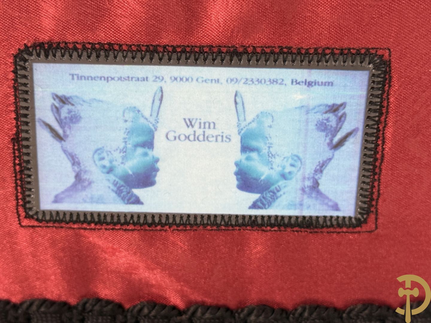 Pièce unique handtas van Wim Godderis met zwart haakwerk