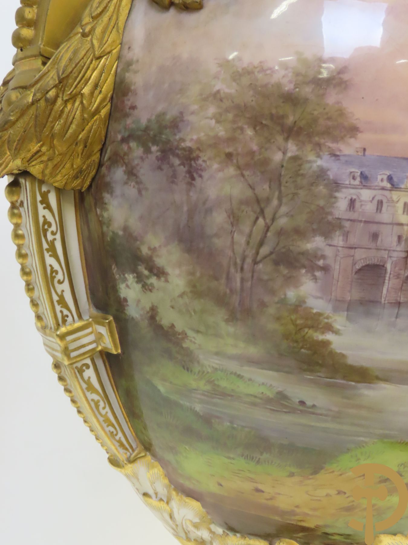 Grote porseleinen Sèvres vaas met dubbel decor van cavalerie, slagveldtaferelen en zicht op kasteel, DESPREZ H. getekend in het decor - bovenaan met verguld decor en zijdelings met bronzen oren en accanthusranken - deksel met Sèvres merkteken - op vierkante bronzen sokkel met klauwepoten