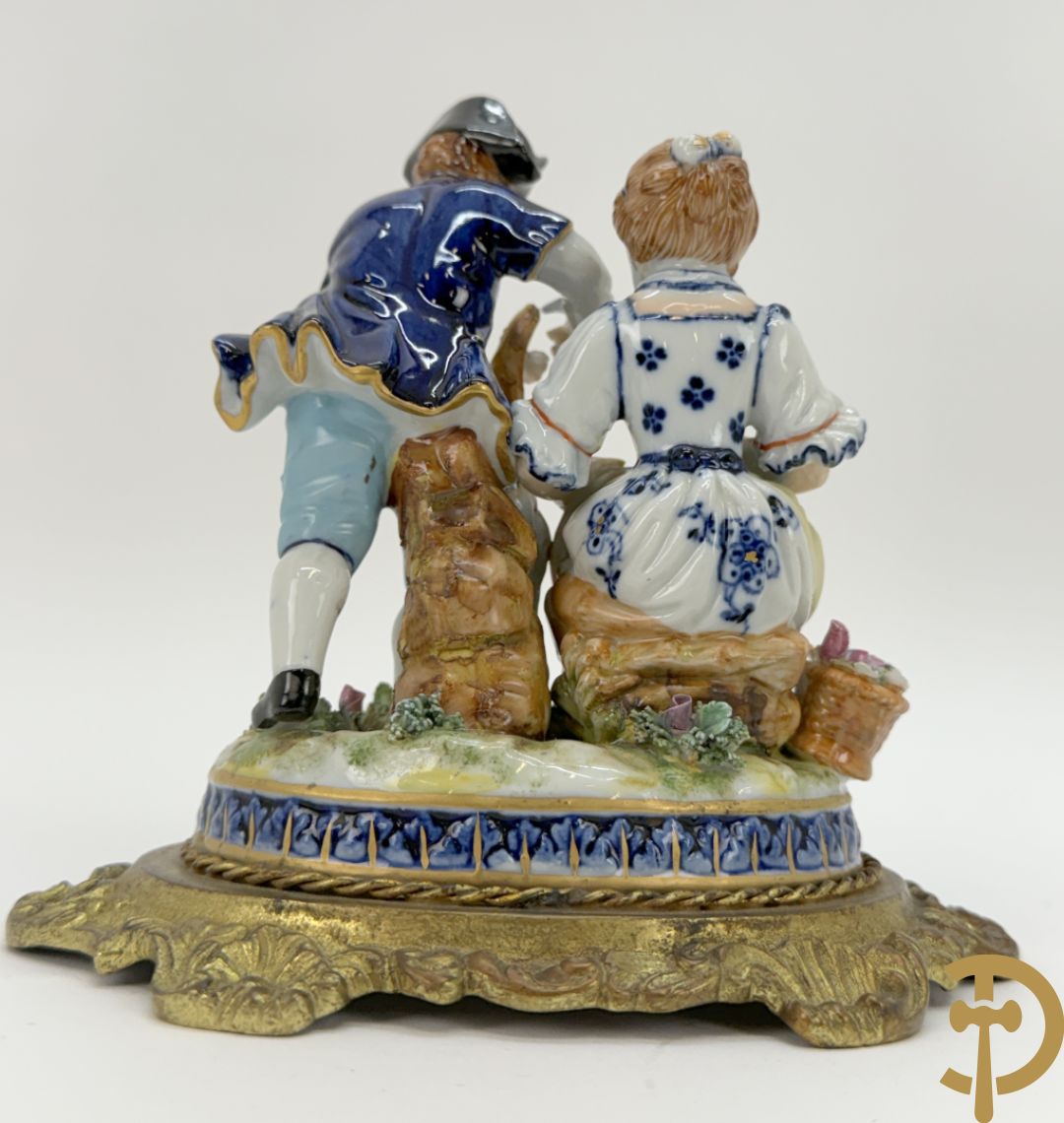 Paar gekleurde porseleinen sierbeeldjes op bronzen voet, Capo di Monte + 2 sierbeeldjes op bronzen voet