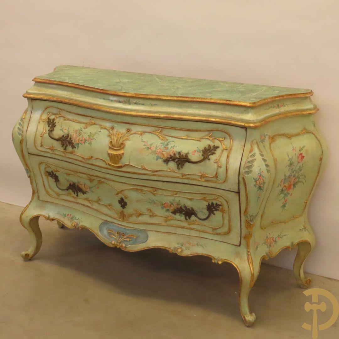 Gegalbeerde tweeladencommode op voluutvormige poten met verguld en beschilderd bloemendecor