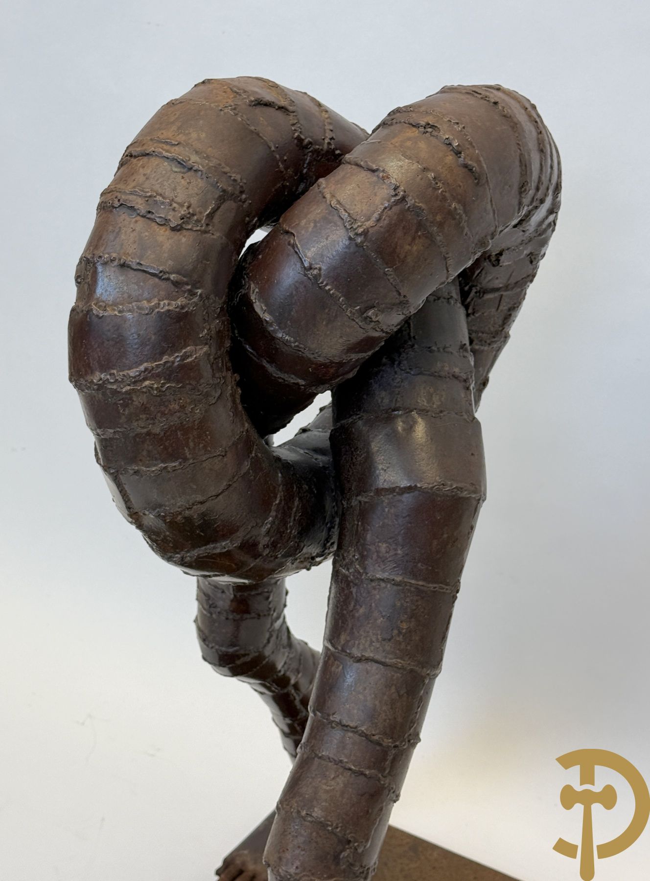 Moderne gepatineerde ijzersculptuur met verstrengelde benen