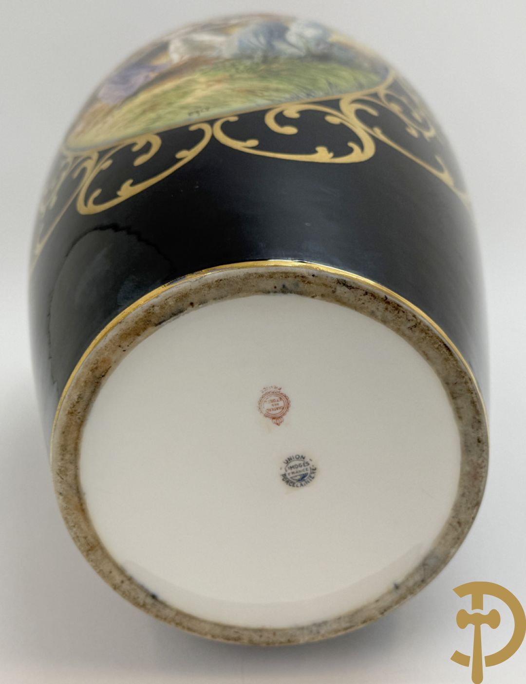 Porseleinen siervaas met idyllisch landschap met 4 dansende dames op blauwe fond, gemerkt Orly