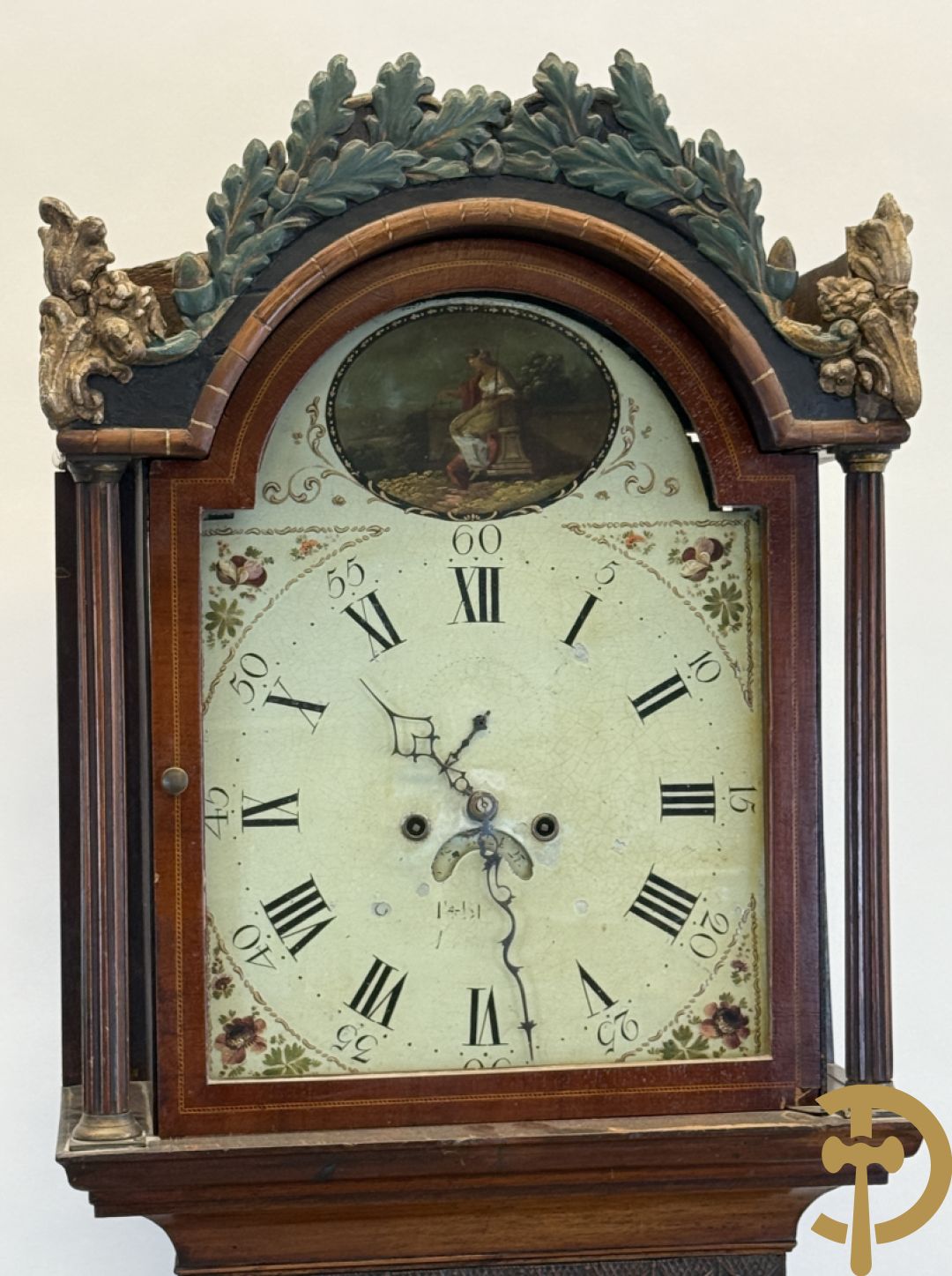 Engelse staande grootvadersklok met handbeschilderd tafereel in de wijzerplaat