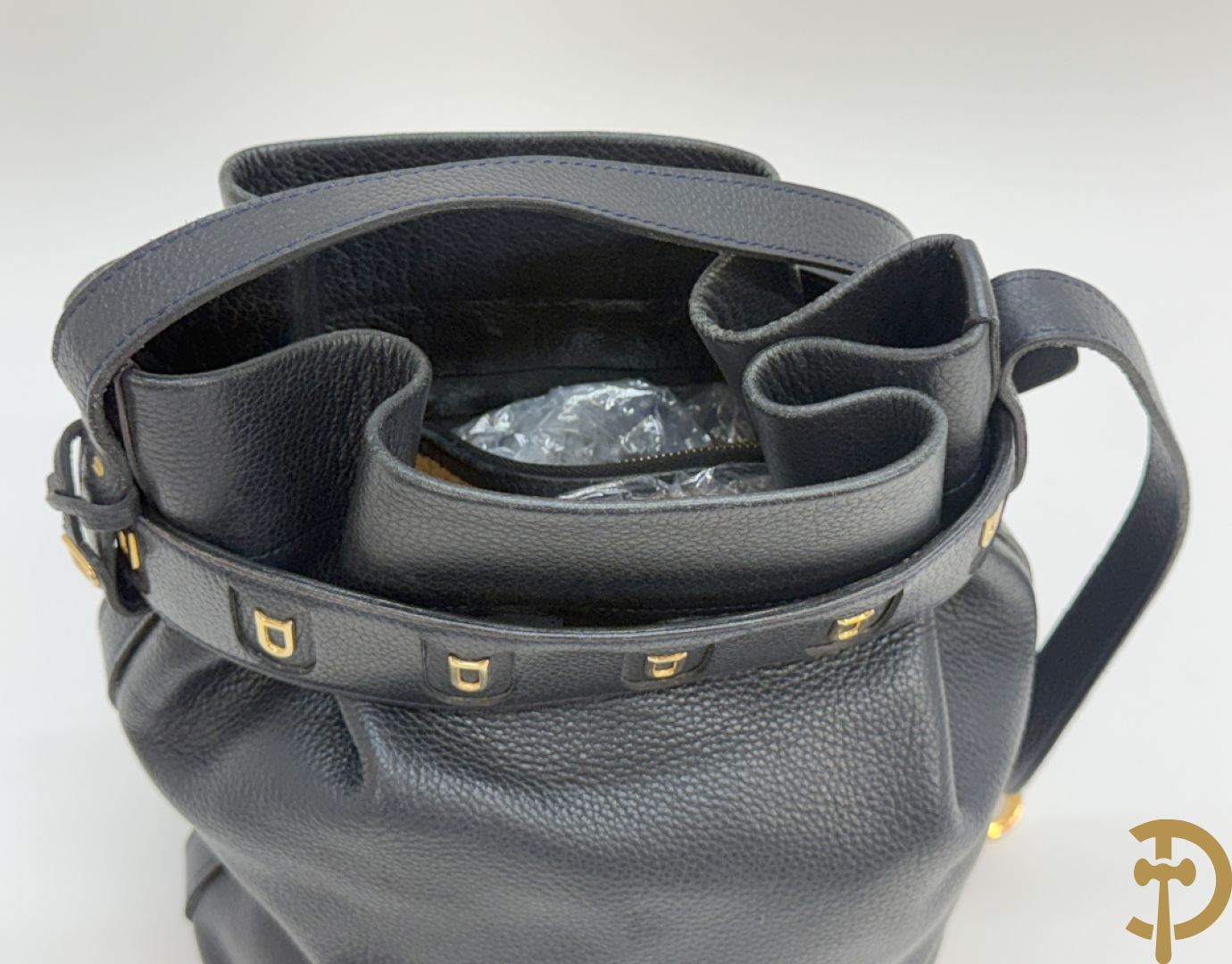 Blauw gekorreld lederen schoudertas model Le Calicot en openklapbare geldbeugel, Delvaux,