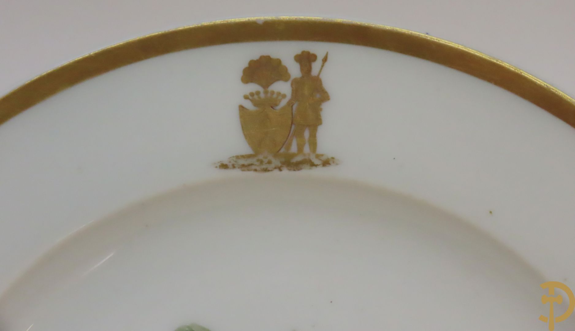 Zes porseleinen borden onder gemerkt met zwaarden / Meissen : 1 bord met stadstafereel, 1 verlucht bord met drakendecor, 1 bord met vogeldecor, 1 met bloemen en 2 met bloemendecor omgeven door vergulde rand