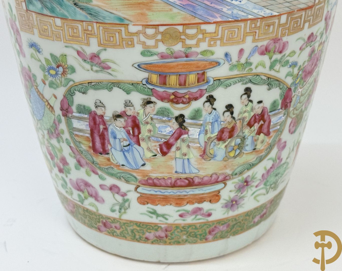 Chinese porseleinen Kanton vaas met geanimeerde hoftaferelen, natuurmotieven, fauna en floradecor