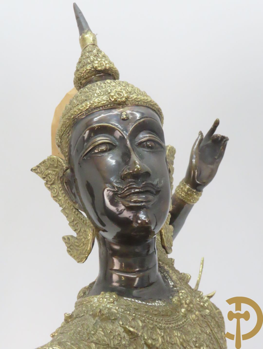 Twee staande koperen boedhistische figuren