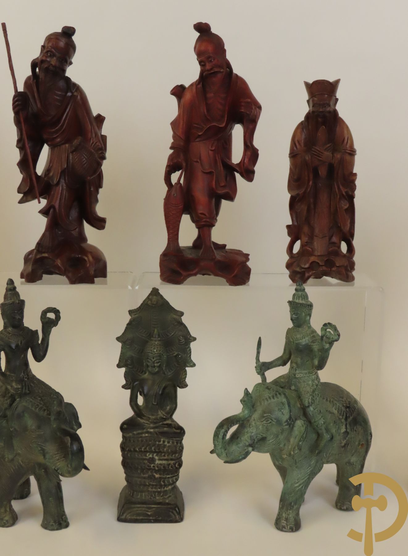 Aziatica bestaande uit bronzen zittende boedisatsvat onder boom, 2 bronzen olifanten met Indische figuren, bronzen zittende boedha, 4 Aziatische houtsculpturen van wijsgeren, Japanse dame in Satsumat en gipsen geknielde geisha