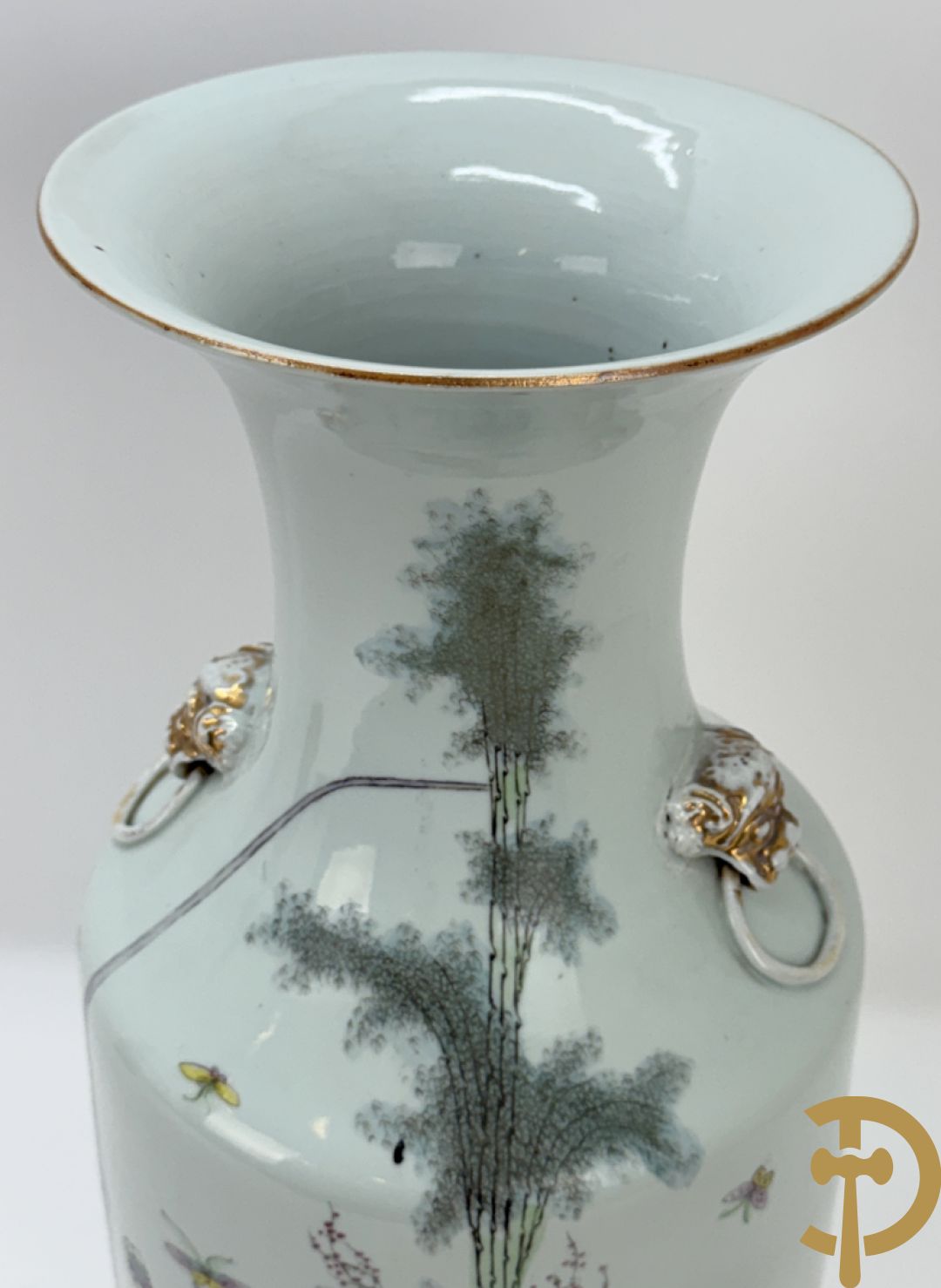 Paar Chinese porseleinen vazen met decor van dames in landschap