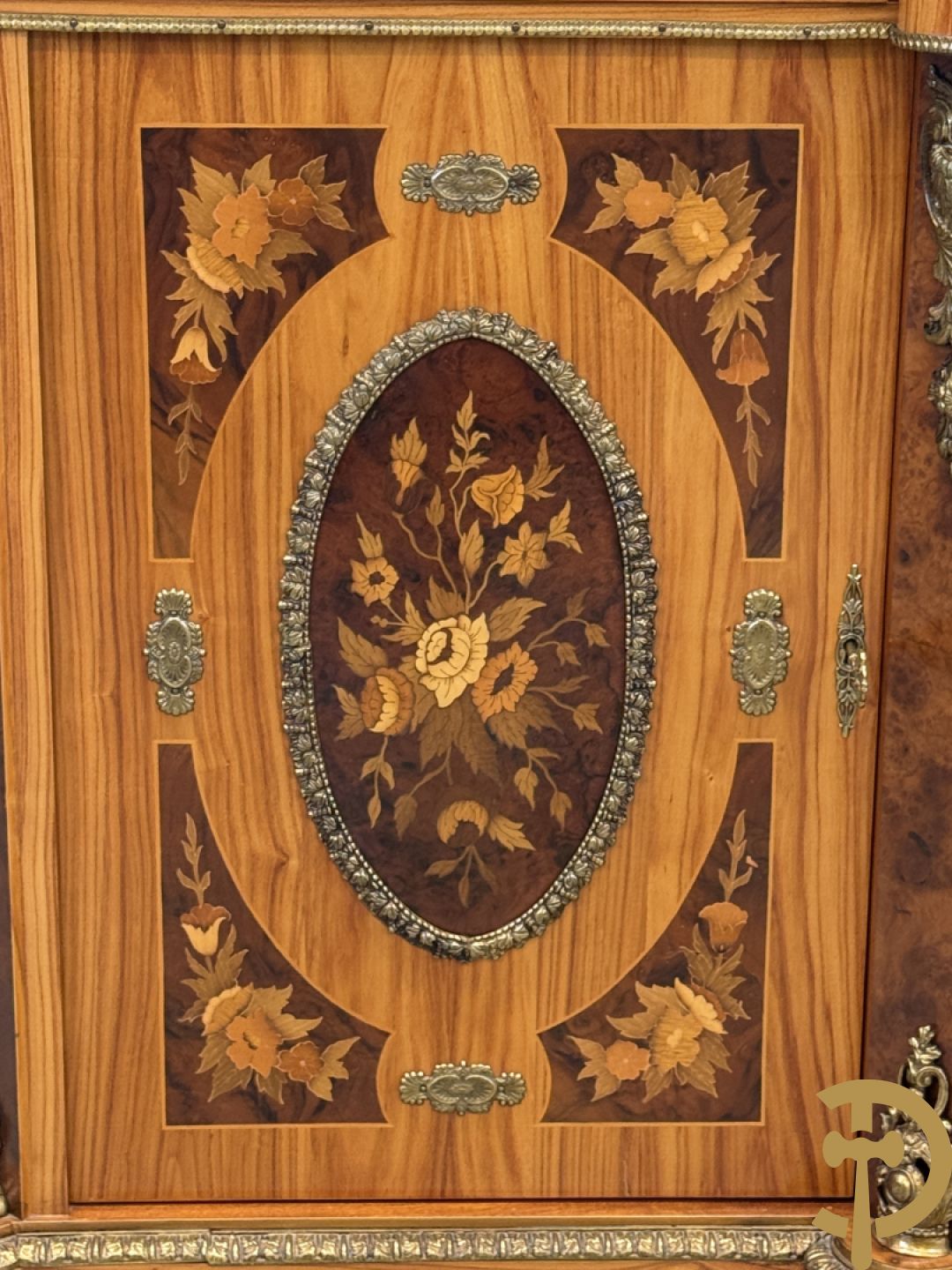 Notelaren driedeursdressoir met bloemenmarquetterie, bronsbeslag en marmeren blad