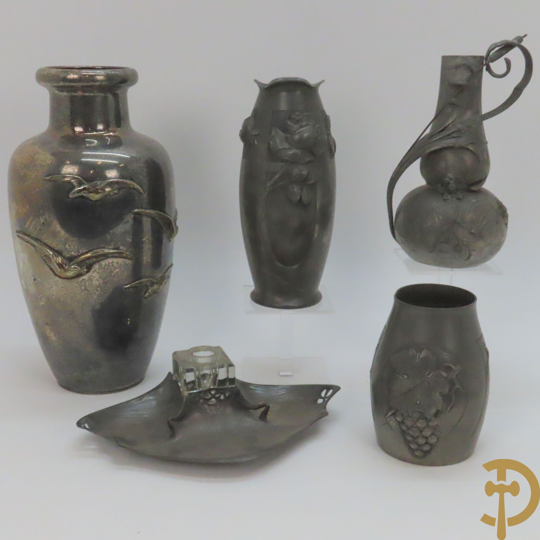 Verzilverde vaas met vogeldecor, Kayser gemerkt + 3 tinnen Art Deco vaasjes w.o. 1 gemerkt Hering + tinnen Art Deco inktstel