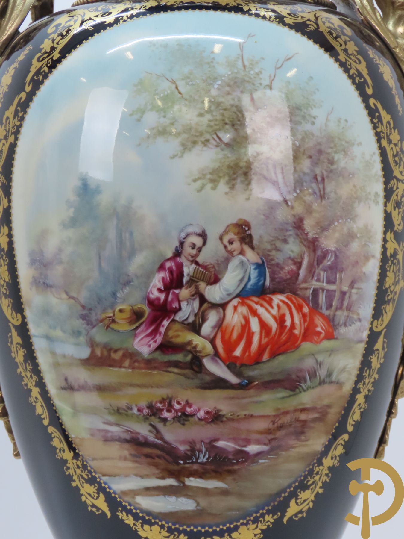 Paar Sèvres stijlvazen met geanimeerd romantisch decor, zijdelings bezet met bronzen medusahoofden, Rouly getekend