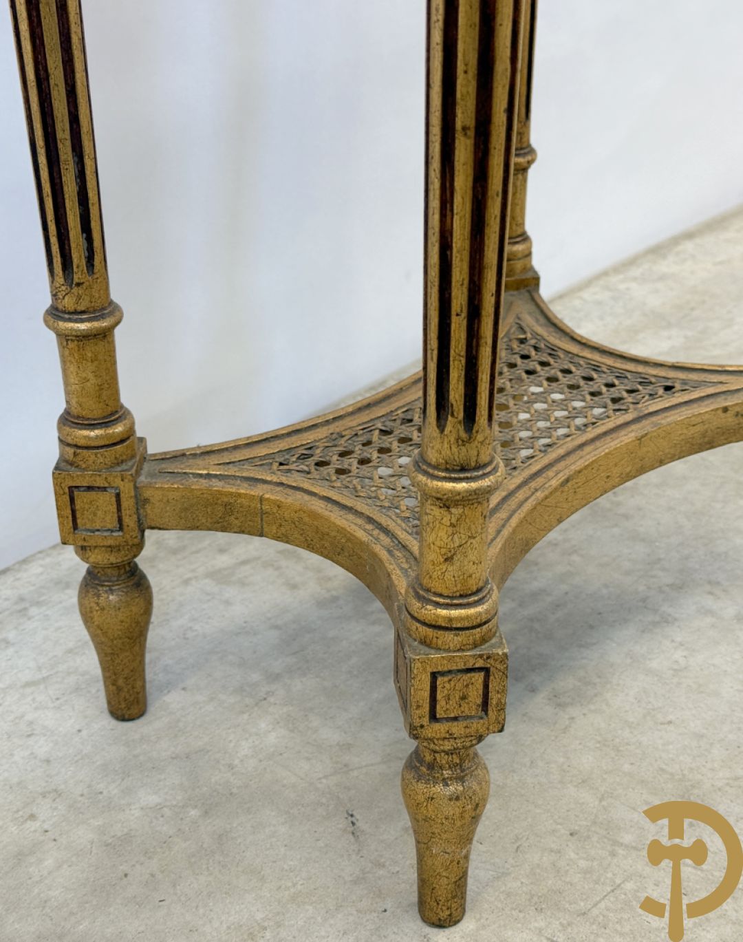 Vergulde Louis XVI bijzettafel met wit marmeren blad op gecanneleerde poten