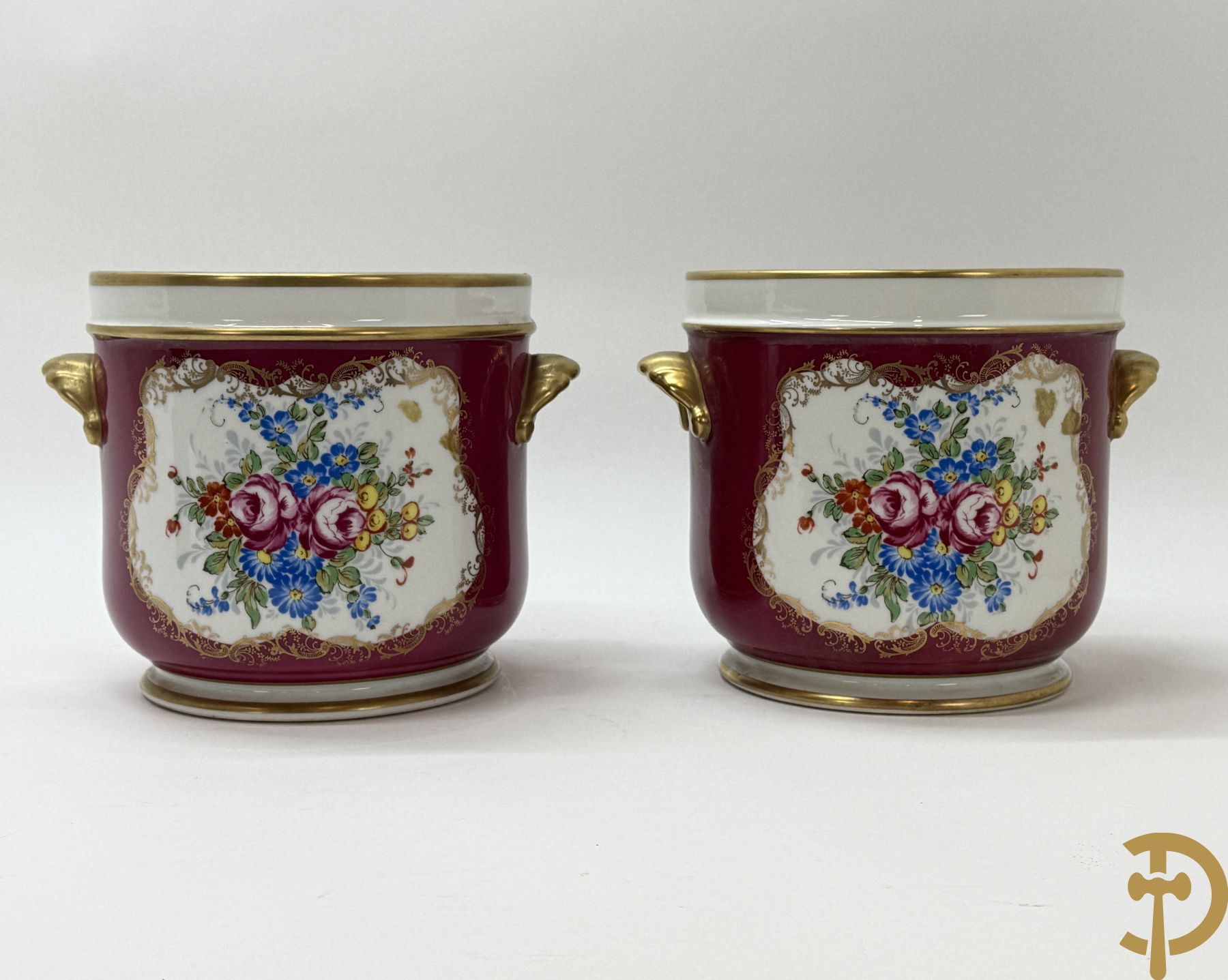 Paar porseleinen cachepots met bloemen en verguld decor, gemerkt Pillivuyt La porcelaine de la France