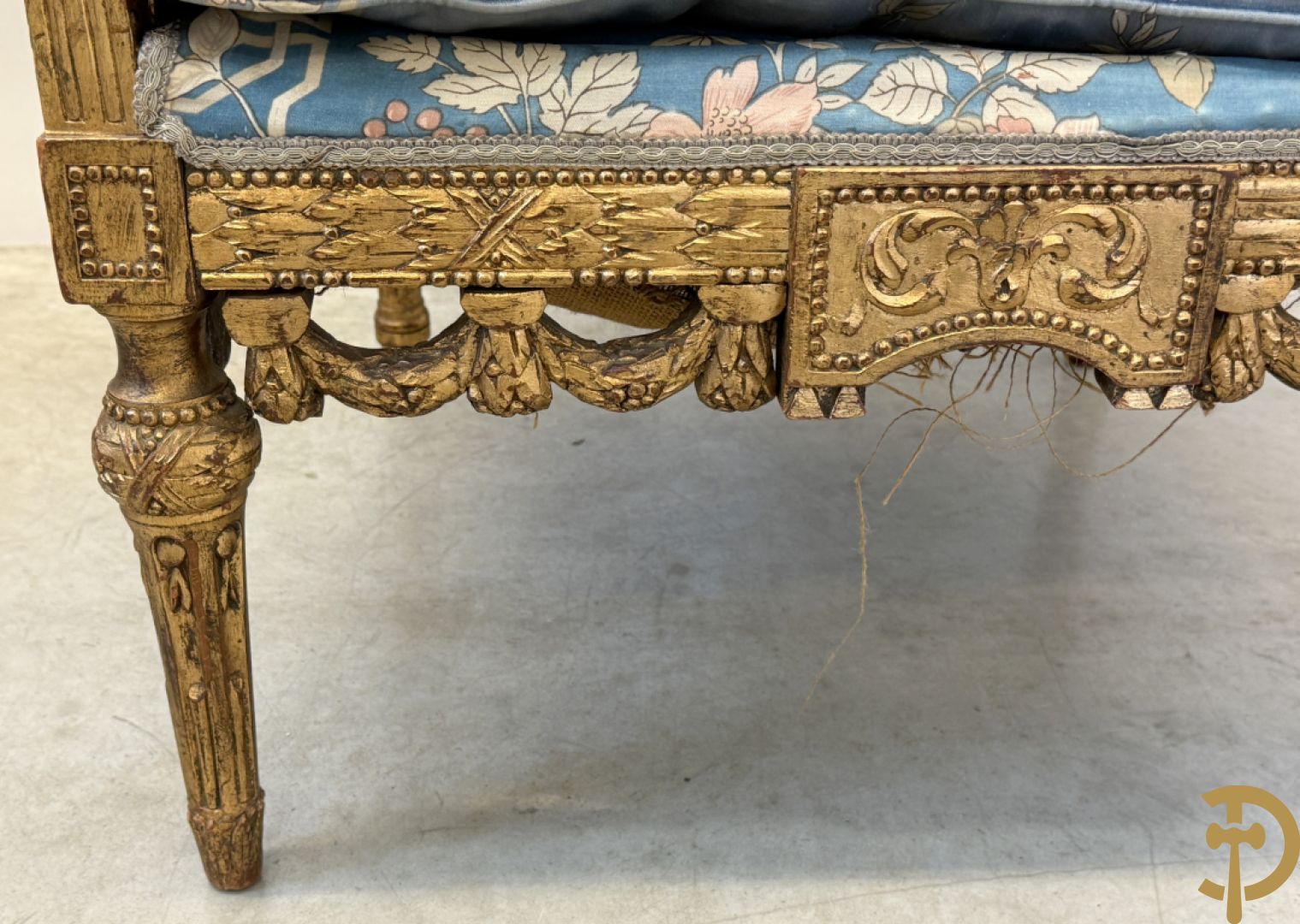 Twee vergulde bergères met gesculpteerde accanthusranken en guirlandes