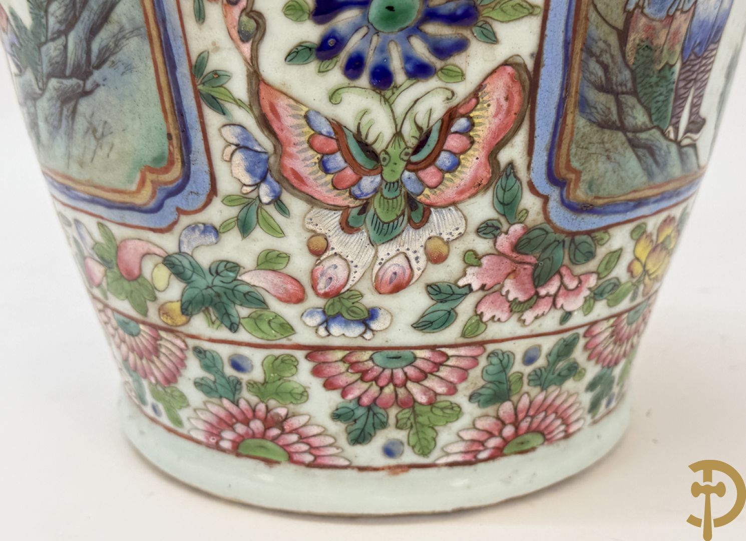 Chinese porseleinen vaas met geanimeerd krijgerdecor en vogeltaferelen