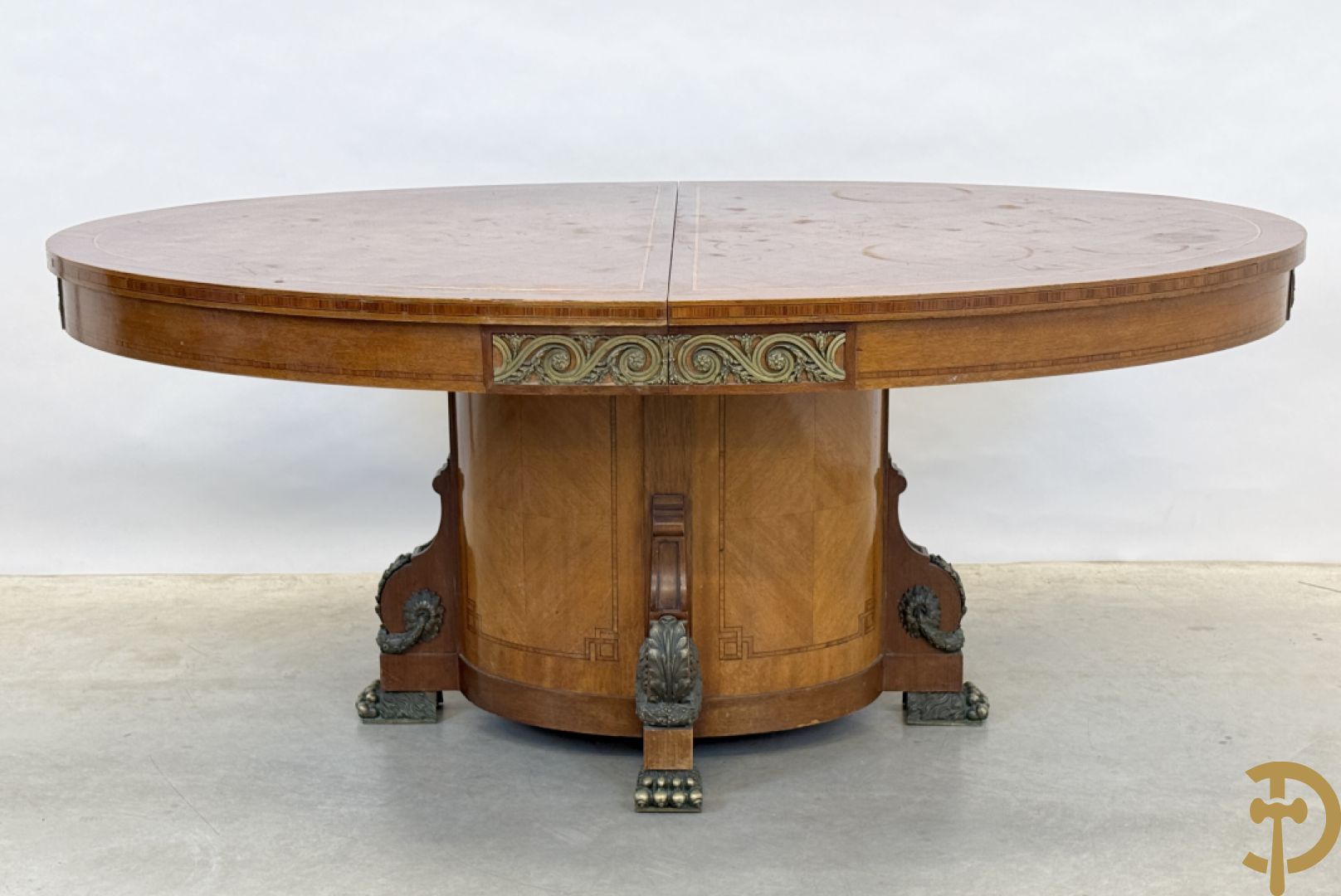 Ovale geparketteerde notelaren tafel bezet met bronzen ornamenten, Art deco Decoene