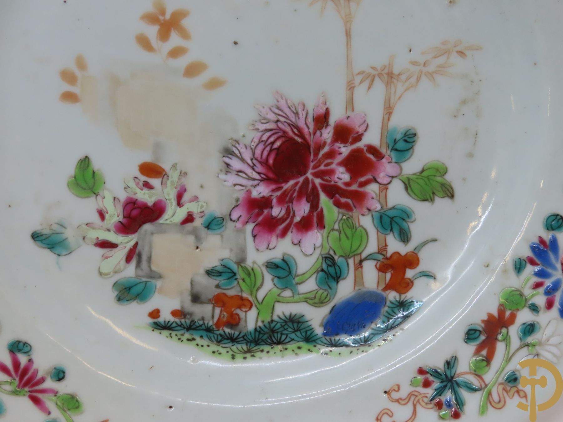 Acht Chinese porseleinen borden w.o. blauw/wit met bloemendecor, 2 blauw/witte borden, 2 Imari borden (1 met ster), 2 porseleinen borden met decor van bloemen in landschap en octagonaal bord