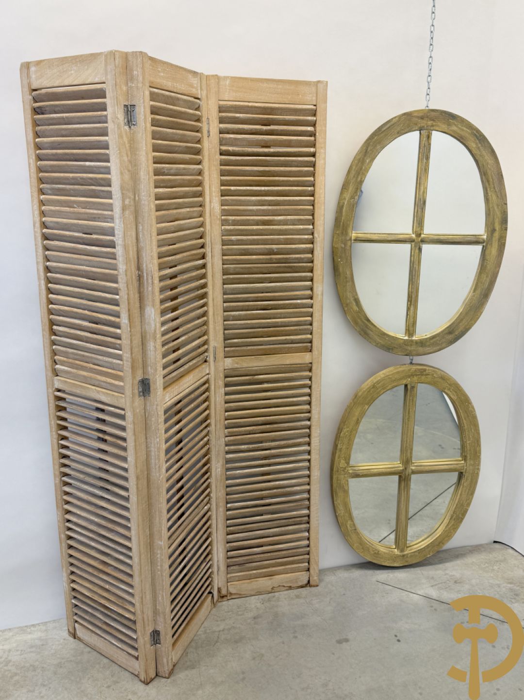 Driedelige paravan gemaakt van shutters + 2 ovale decoratieve spiegels met kruis