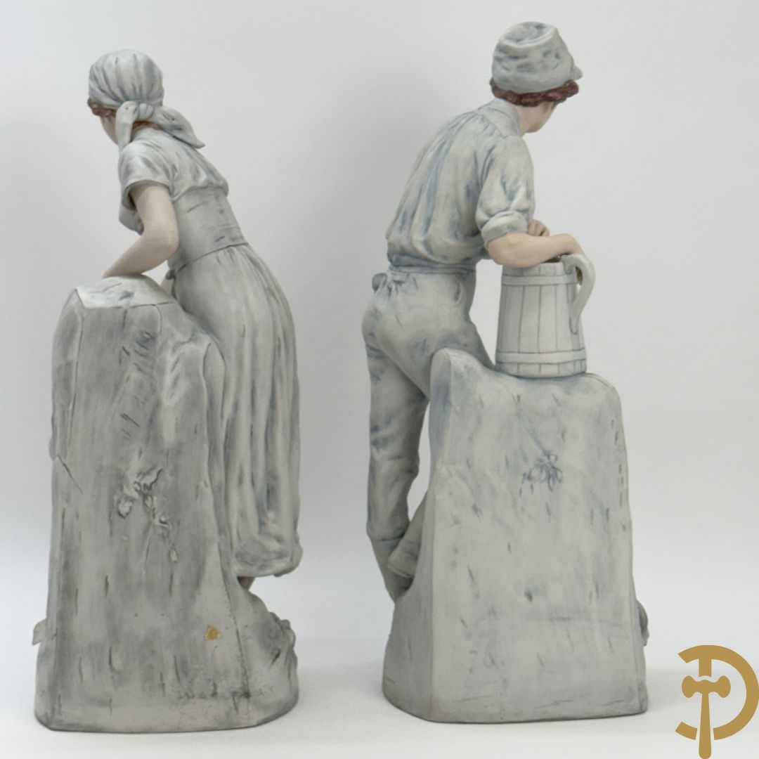 Paar Royal Dux beelden van koppel bij de waterbron, nummers 10563 en 10564