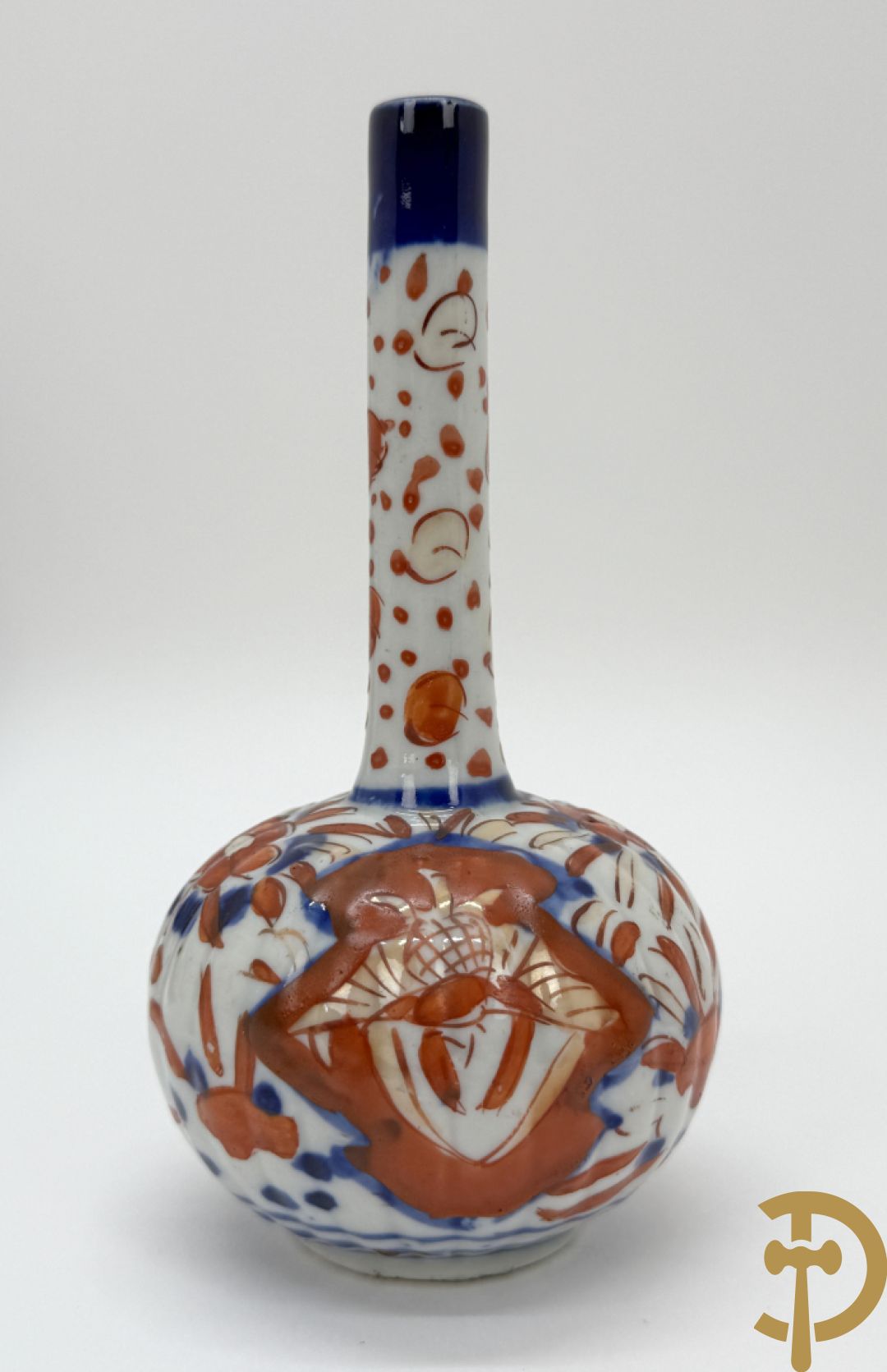 Japanse porseleinen Imari dekselvaas met bloemenmotief + klein flesvormig pique fleur vaasje + 2 Imari bordjes