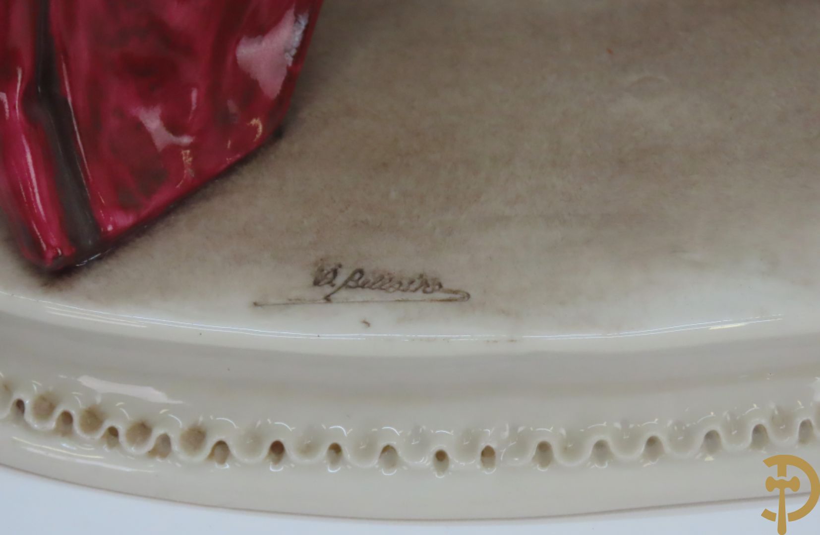 Drie porseleinen sierstukken 