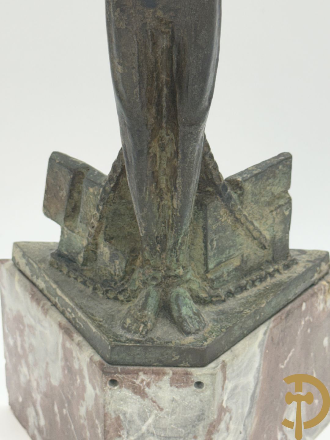 VAN CuL...(?) onleesbaar getekend achteraan Bronzen boegbeeld W.O. II Duits met tekens op marmeren sokkel