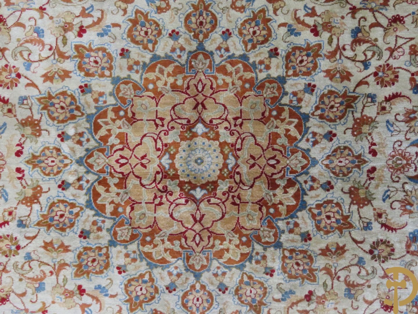 Oosters handgeknoopt gesigneerd tapijt Ghoum zijde op zijde met amforen en bloemenmotieven