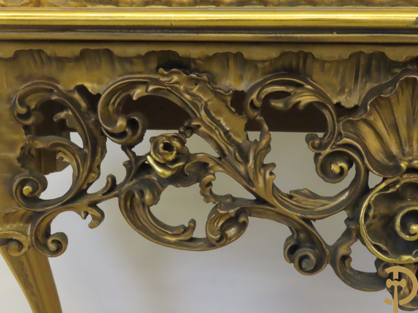 Uitzonderlijke vergulde bar met accanthusranken en bloemenmotieven op voluutvormige poten