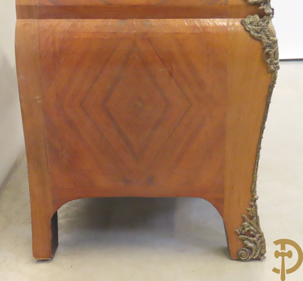 Notelaren gebombeerde drieladencommode met bronsbeslag en mazarinkoppen opzij - bovenaan met marmeren blad