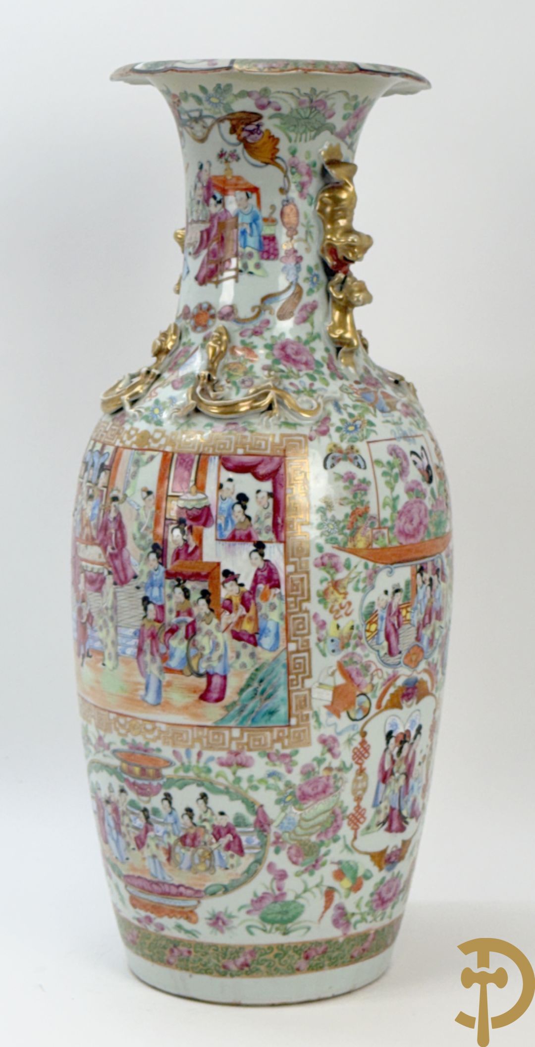 Chinese porseleinen Kanton vaas met geanimeerde hoftaferelen, natuurmotieven, fauna en floradecor