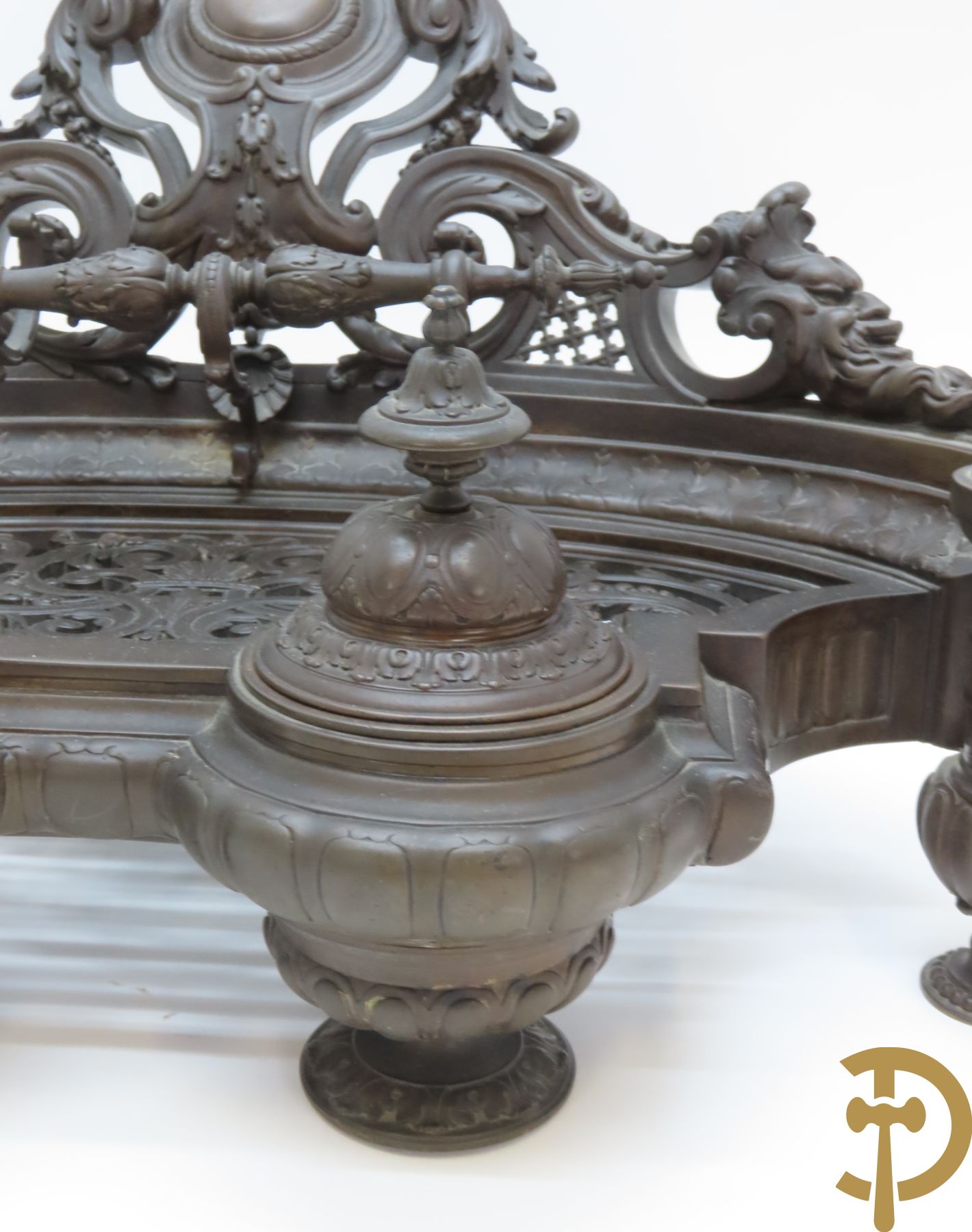 Bronzen Neo Renaissance inktstel met rocailles en bladmotieven