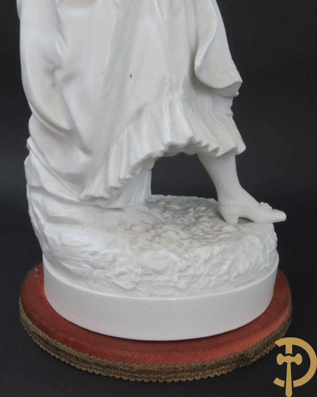 Paar grote witte biscuits van elegant koppel, onderaan gemerkt AM