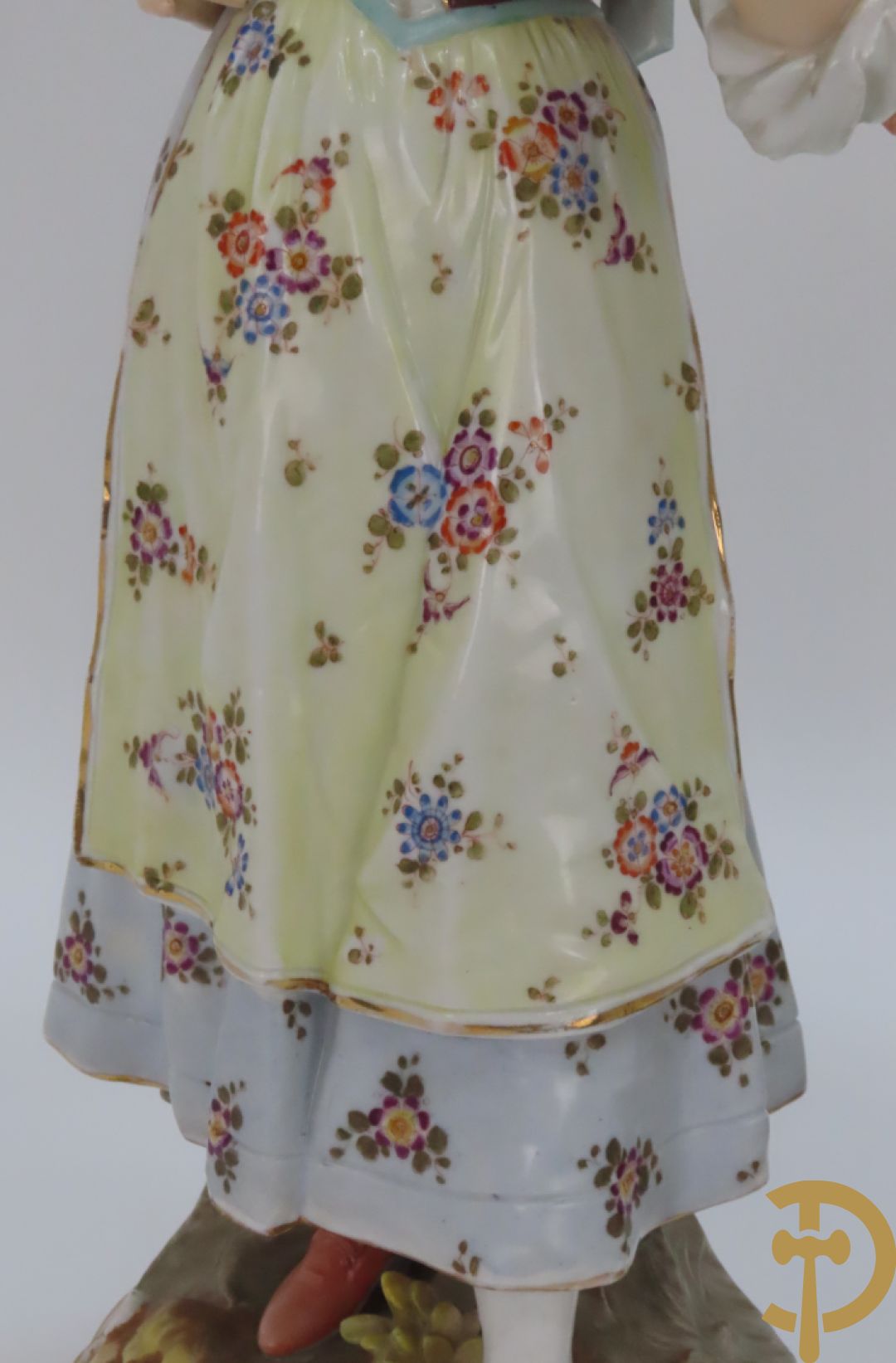 Paar meerkleurige porseleinen beelden van romantisch koppel , onderaan gemerkt