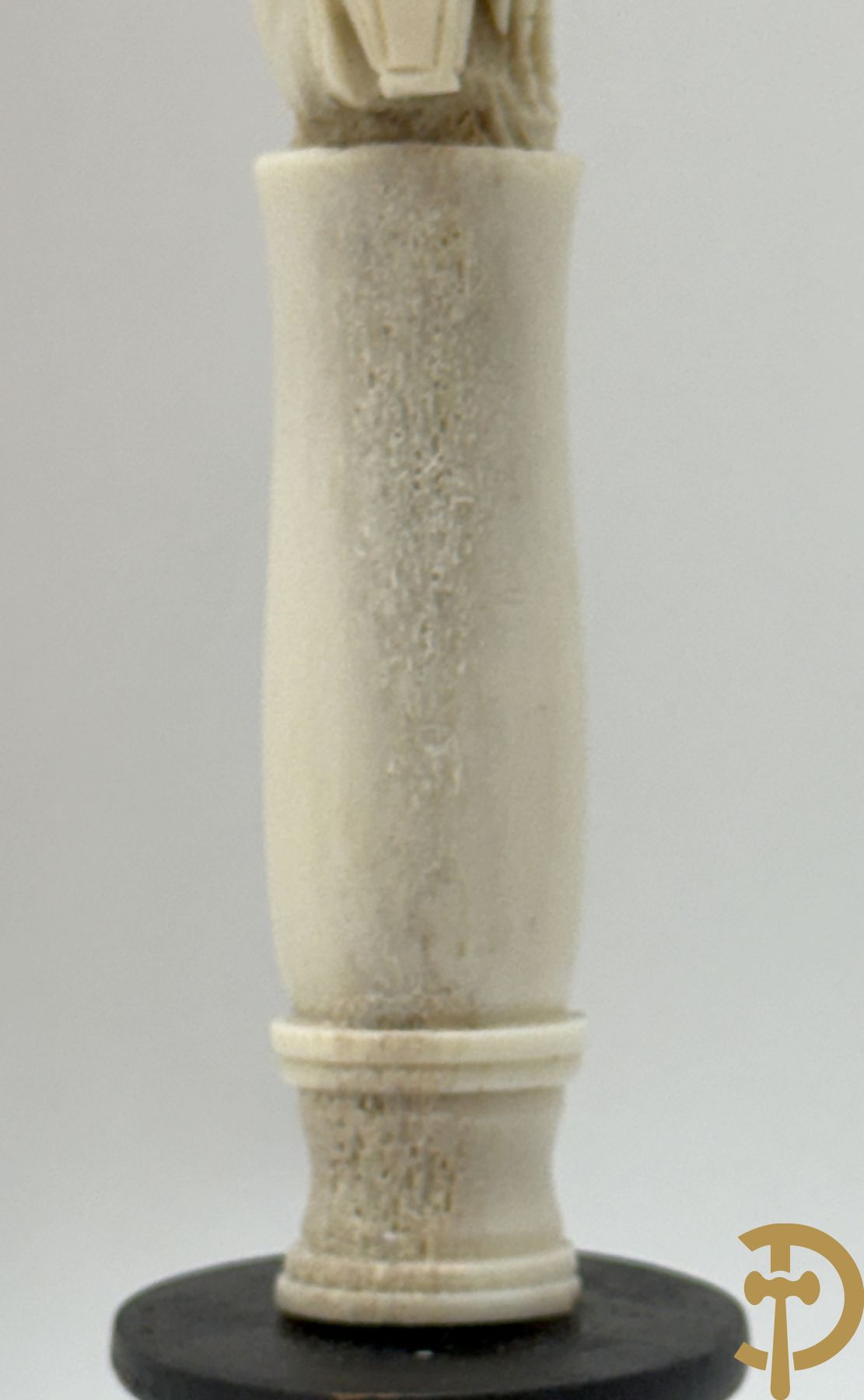 Twee handgesculpteerde hertegeweien in de vorm van een doodskop onder globe