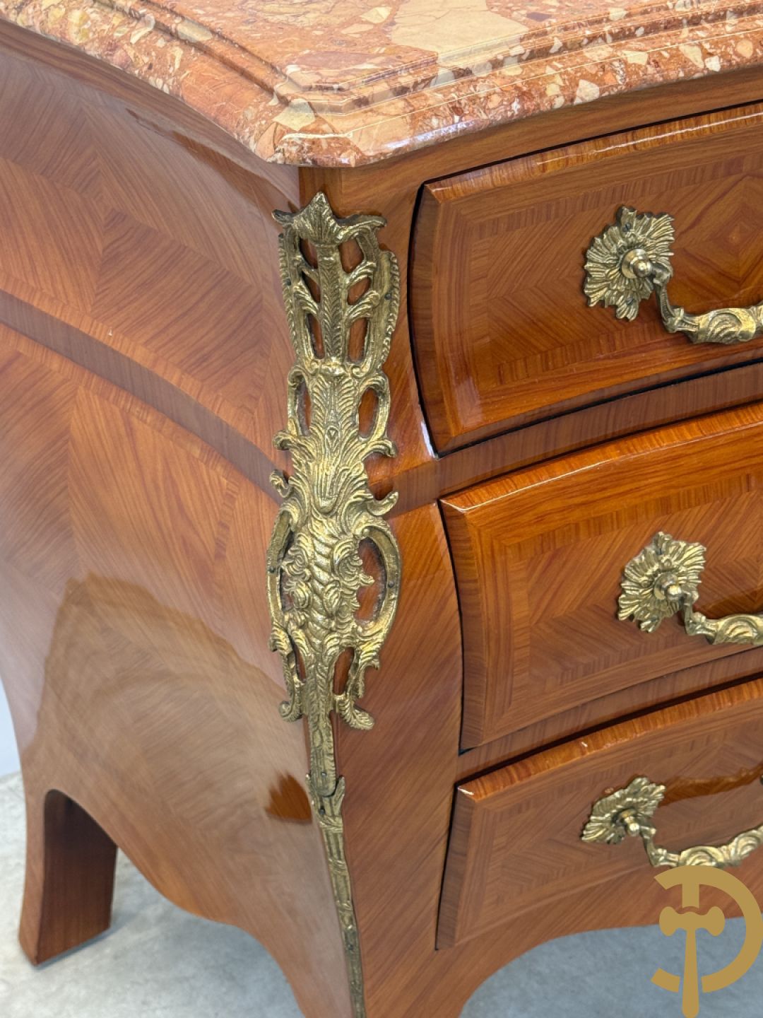 Gegalbeerde notelaren vierladencommode bezet met bronsbeslag en marmeren blad