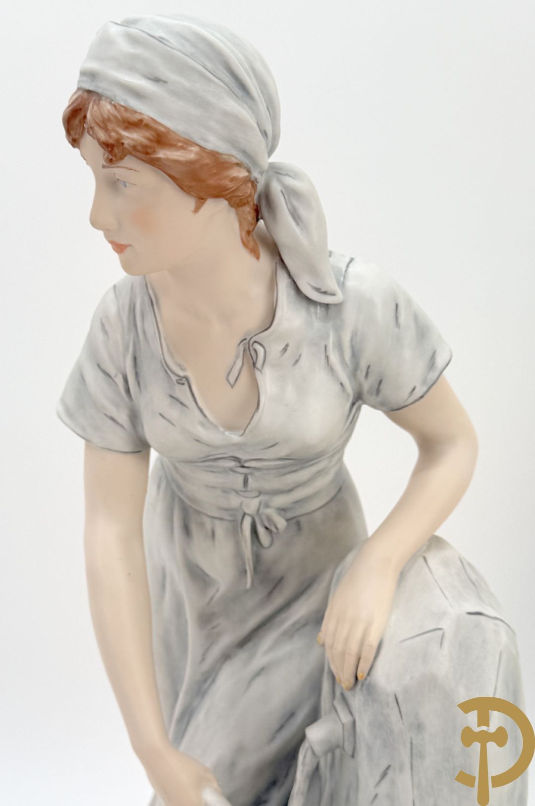 Paar Royal Dux beelden van koppel bij de waterbron, nummers 10563 en 10564