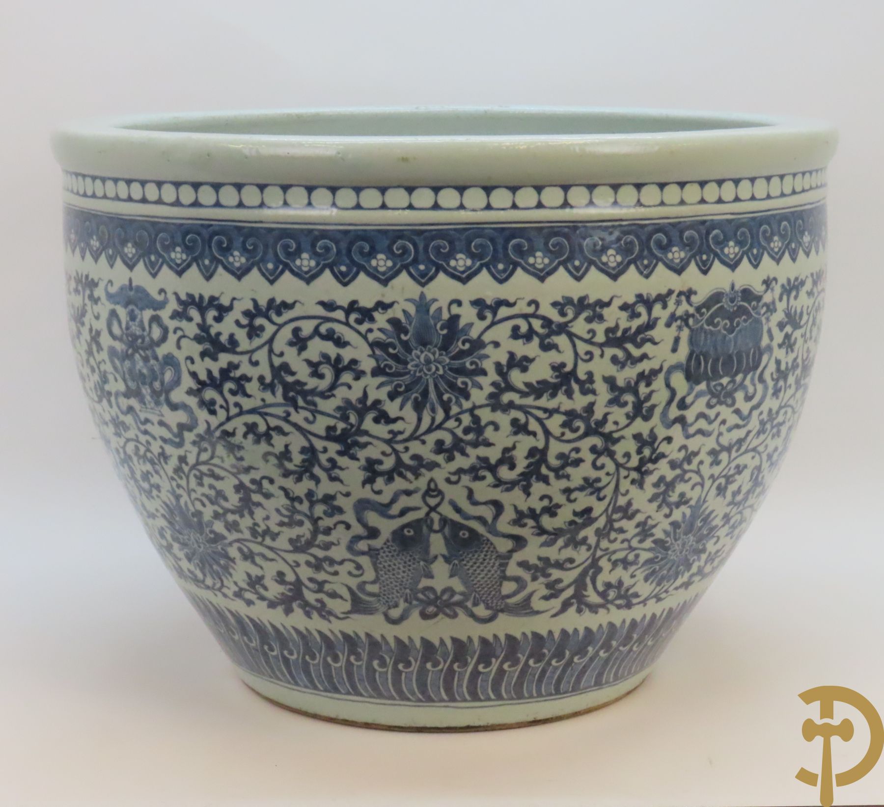 Chinese porseleinen blauw - witte viskom of grote cachepot met lotusslingers, Qian Long 19e