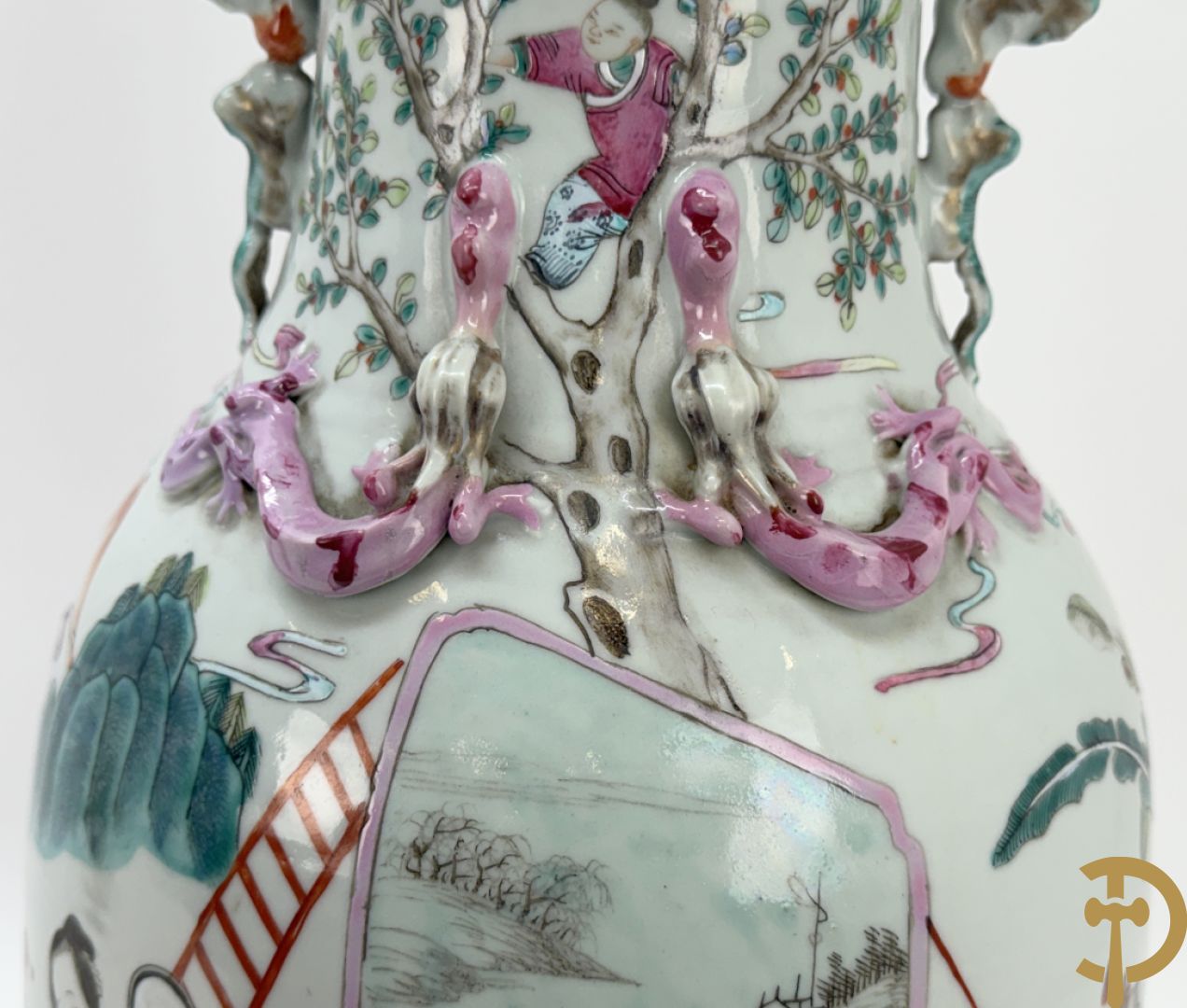 Chinese porseleinen vaas met dubbel decor van dieren, personages, dames en kinderen