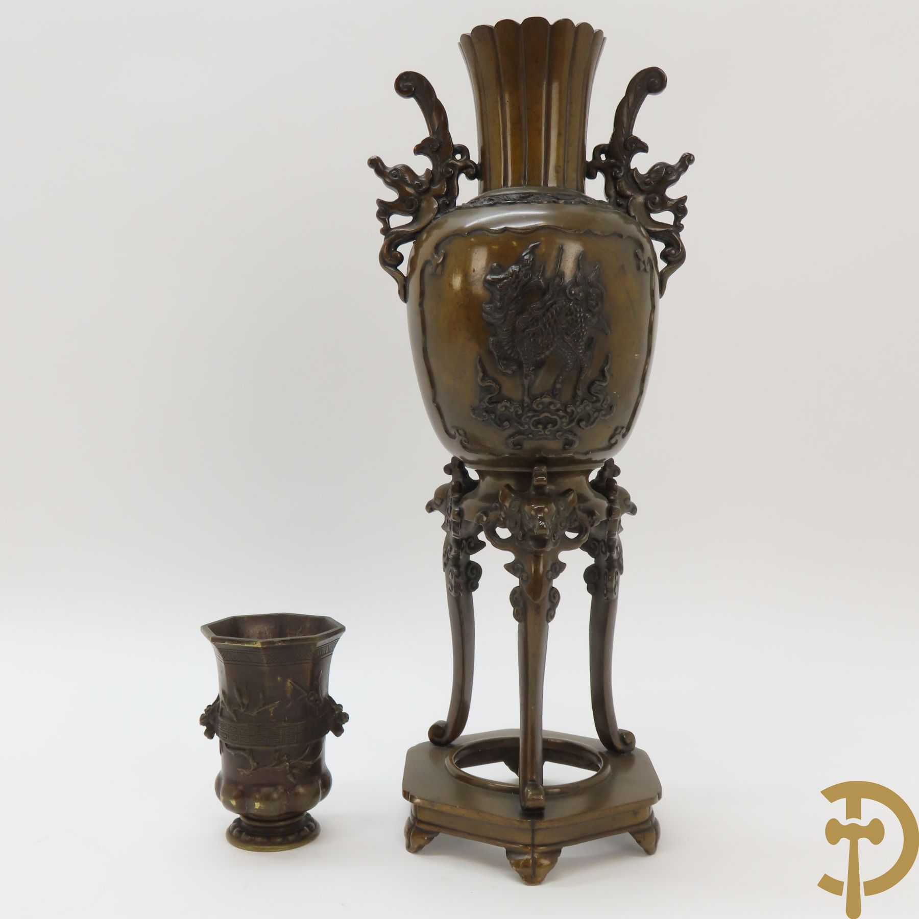 Bronzen Chinese vaas omgebouwd als lampadaire bezet met fo honden + bronzen Aziatisch vaasje bezet met drakendecor