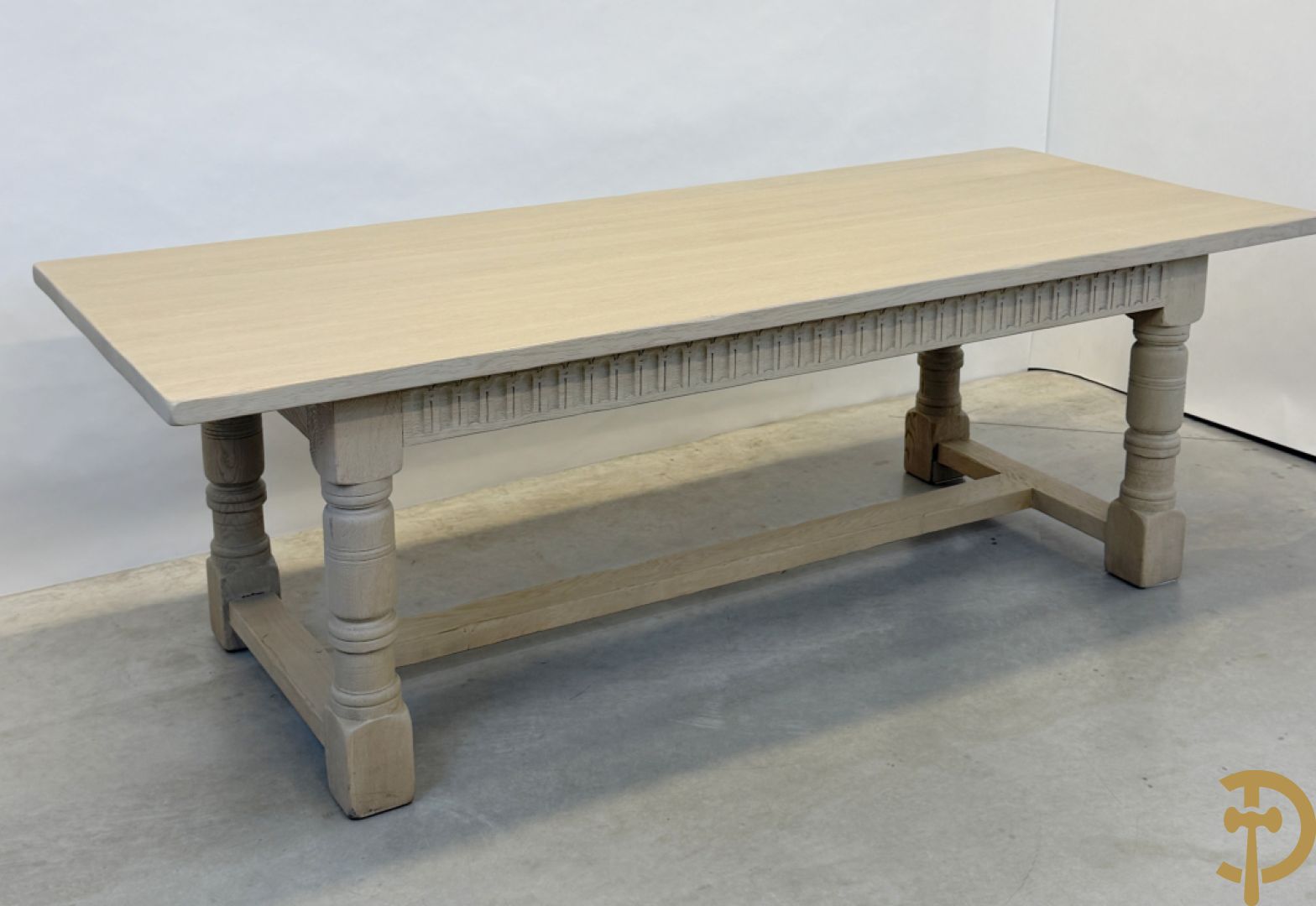 Eiken geceruseerde lange tafel met zijdelingse cannelures op ballusterpoten