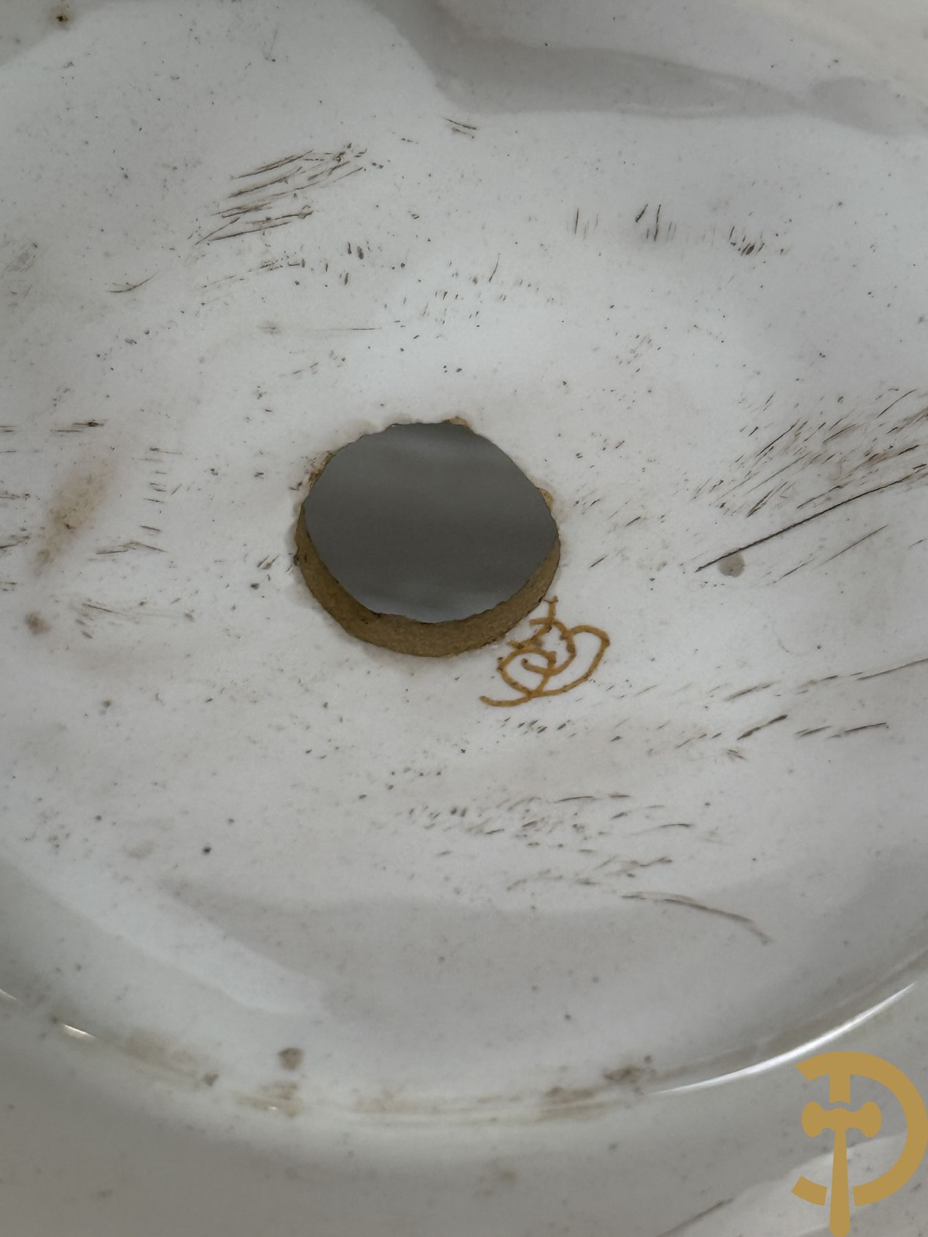 Paar Italiaanse meerkleurige dekselpotiches met geanimeerd decor en gehoornde kopen