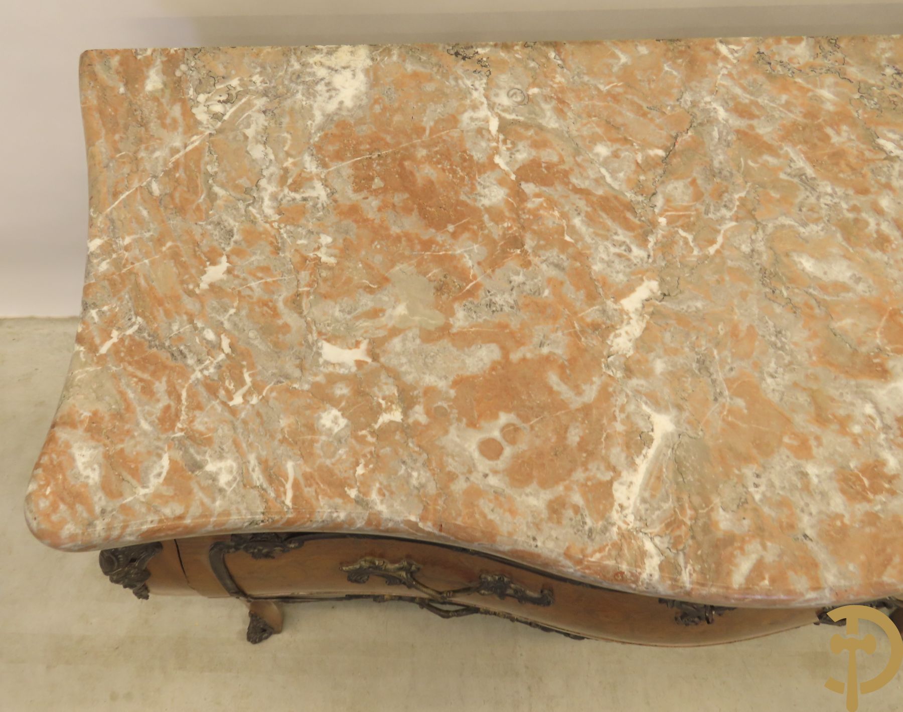 Wortelnotehouten gegalbeerde tweeladencommode met bronzen accanthusranken op lades, bronzen trekkers en dameshoofden opzij