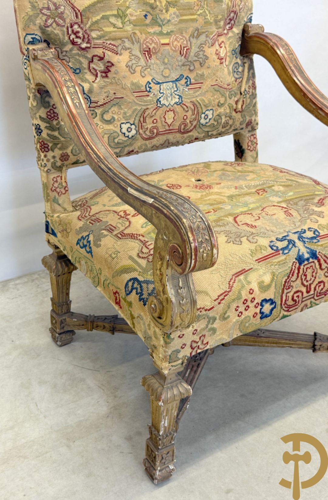 Vier vergulde Louis XIV kasteelarmzetels met geanimeerde scènes in petit points, 19e